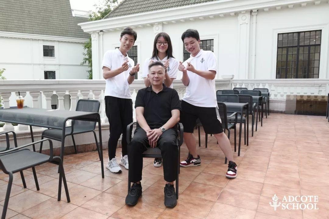 周则鸣老师与学生合影.jpg