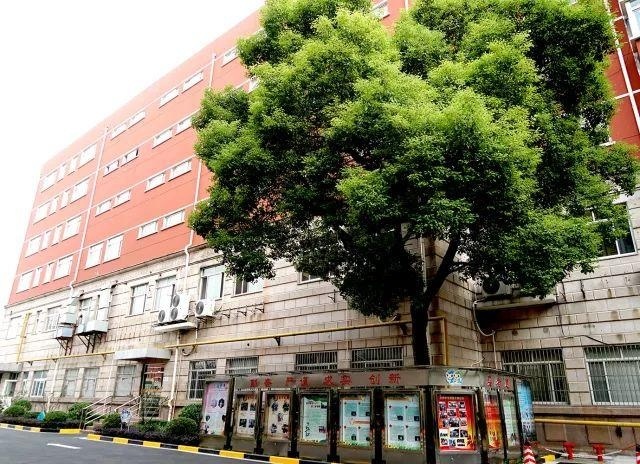 美国蓝带汇点高中教学楼.jpg