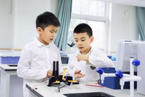 新府学外国语学校