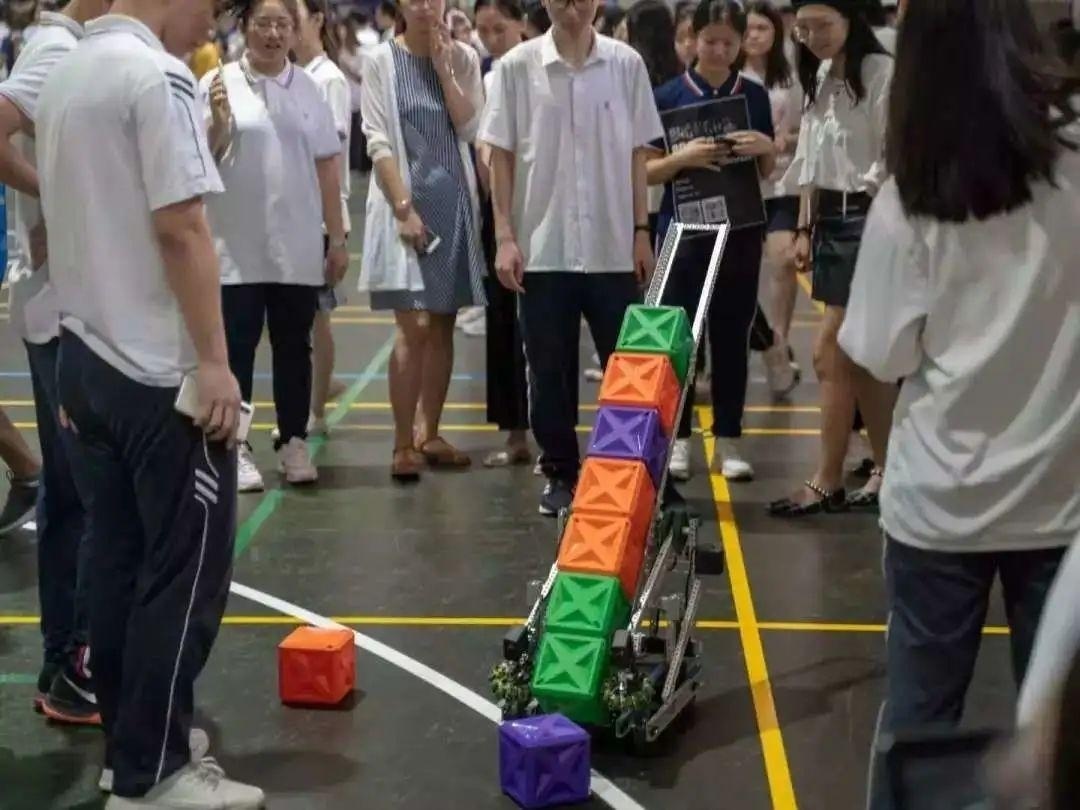 Vex机器人社团的作品.jpg