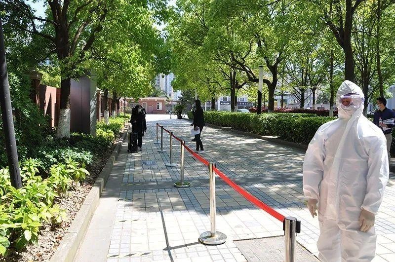 学生们在学校中门口间隔1米排队.jpg