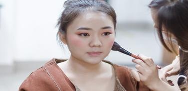 会美睫的女人更年轻