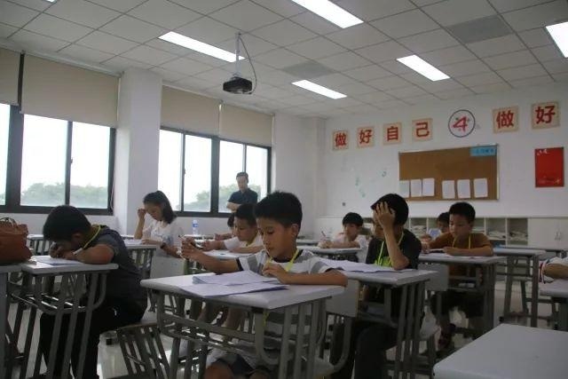 孩子们正在进行笔试.jpg