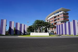 北京外国语大学附属海南外国语学校校门口