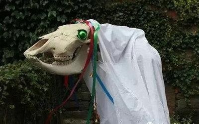 圣诞老人何神秘现身上海阿德科特学校？英国扮死马唱圣歌