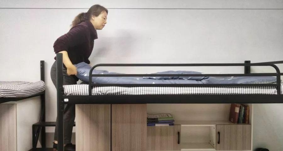 葛老师在为学生整理寝室.jpg