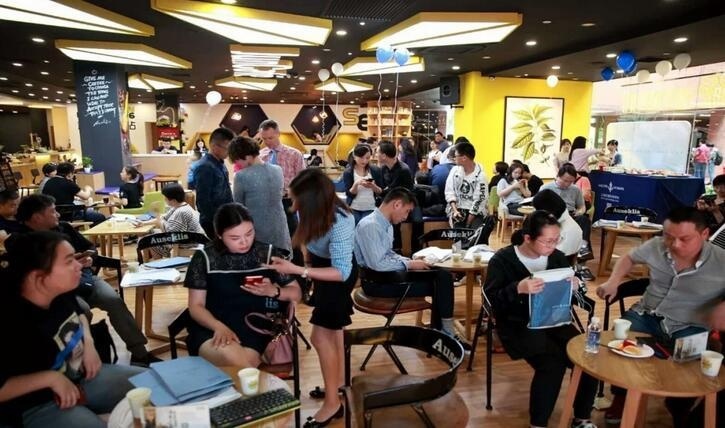 我与校长漫咖啡活动现场.jpg