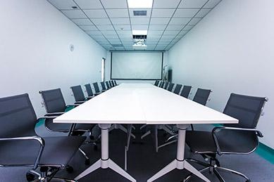 采用互动式的教学模式，注重将理论知识与实际演练相结合