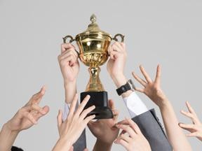 参加花艺大赛并获得各项花艺师大奖