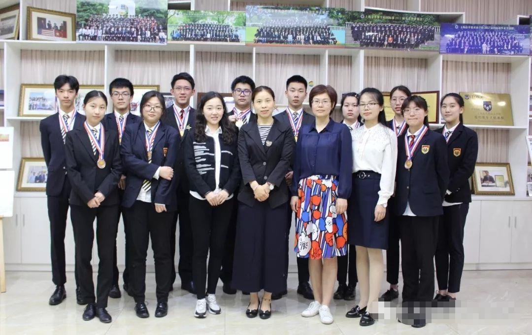 辅导老师和参赛学生合影.jpg