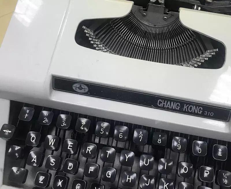 本次峰会的组织者还特别准备了复古打字机和羽毛笔供代表间通信使.jpg