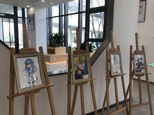 苏州科技城外国语高级中学走廊一景与学生画作