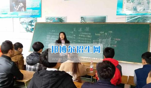 眉山科学技术学校组织汽修专业学生进行岗前培训