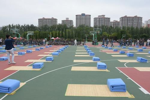 滨州学院乘务学院21级新生参加军训叠军被大赛