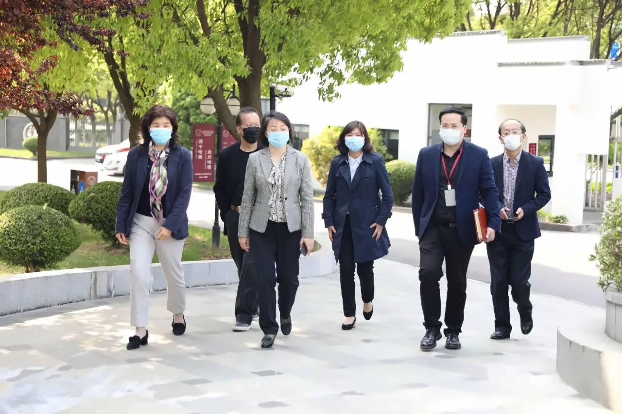 金海街道办事处领导莅临上海美达菲学校视察**.jpg