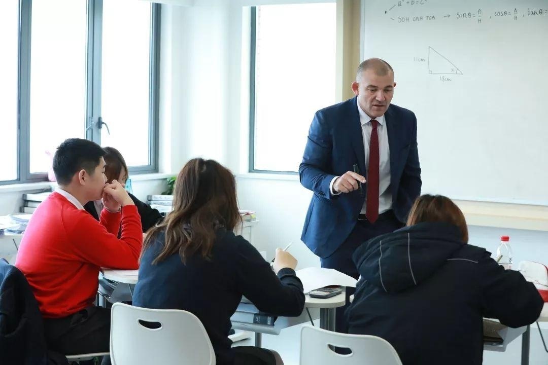 上海莱克顿学校数学课.jpg