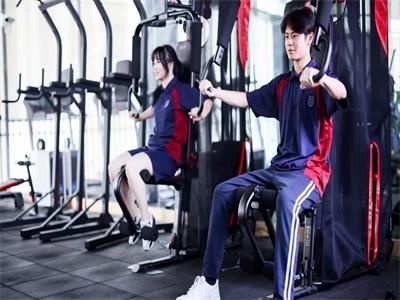 学生使用健身房
