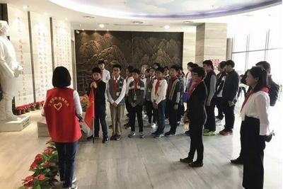 学生们正在参观陈列室