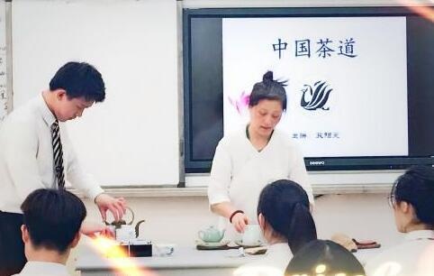 欧阳骐骥妈妈为大家讲解茶道文化.jpg