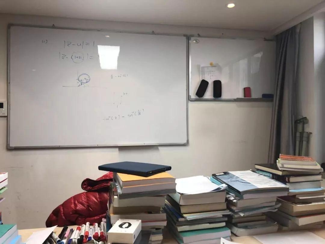 为了更好的给同学上课，老师在家里搭了小黑板.jpg