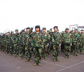 生活能自理，能吃苦