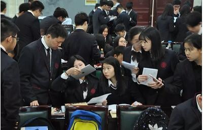 ASDAN模拟商赛参赛者认真准备比赛.jpg