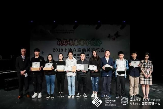 英语听力获奖选手合影.jpg