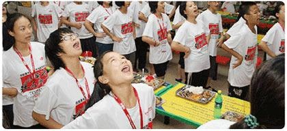 李阳疯狂英语冬令营饭前训练