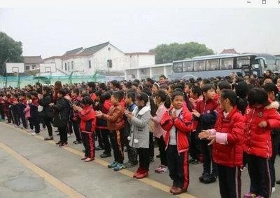 传递爱!：中加枫华国际学校幼儿园爱心树捐赠活动