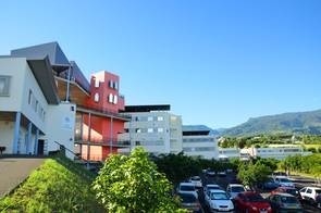 留尼汪大学高等工程师学校