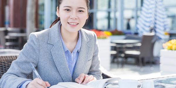 在法语环境中工作，但是口语水平仍需继续提高的学员；即将法国工作或者留学的学员