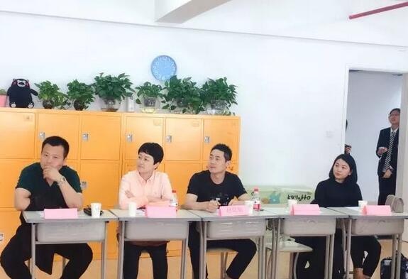 上海金苹果双语学校国际部双文凭课程中心家长会现场.jpg