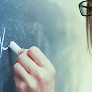 能够进行简单的日常对话及简单场景下的口语表达