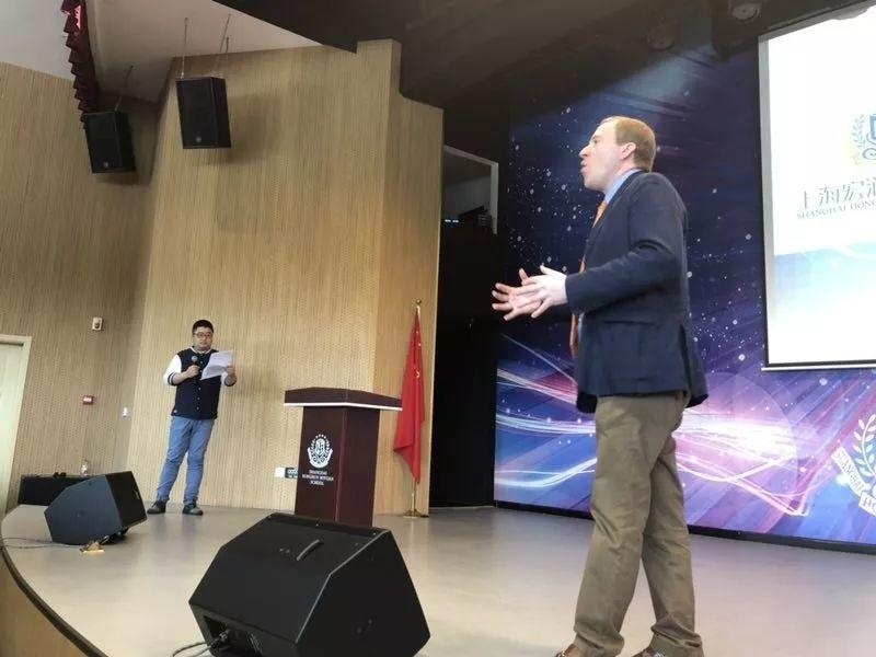 上海宏润博源学校Chris校长分享.jpg