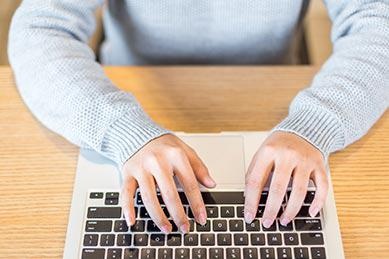 每年两次大型招聘会，上百家企业为学员提供岗位直招