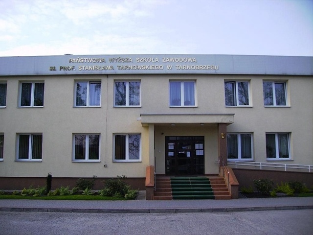 塔尔诺布热格国立高等职业学校