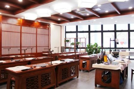 南京金地未来学校古色古香的国学教室.jpg