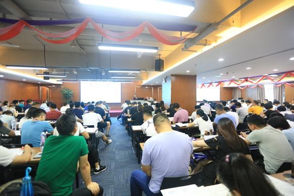 学生在上课2