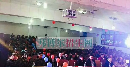 成都翔飞航空职业技术学校军训汇报表演