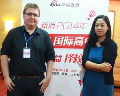 乐成国际学校市场部的张菁(右)和Thomas Longrigg(左).jpg