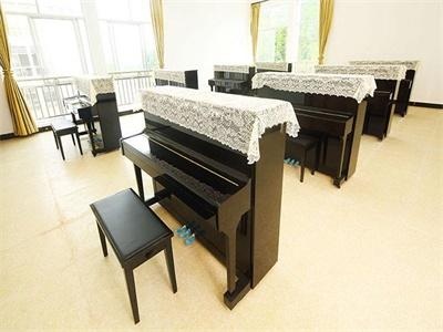 启东启迪外国语学校