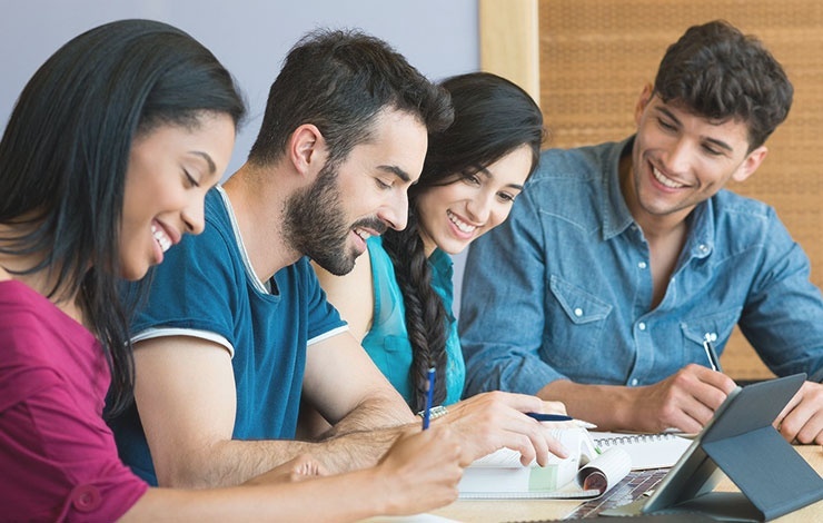 “爱吹牛的人”用英语怎么说？