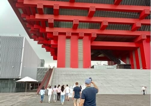 上海常青藤高中部师生参观中华艺术馆艺术展.jpg