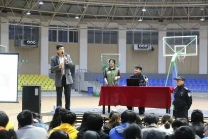 中加枫华国际学校禁毒知识讲座