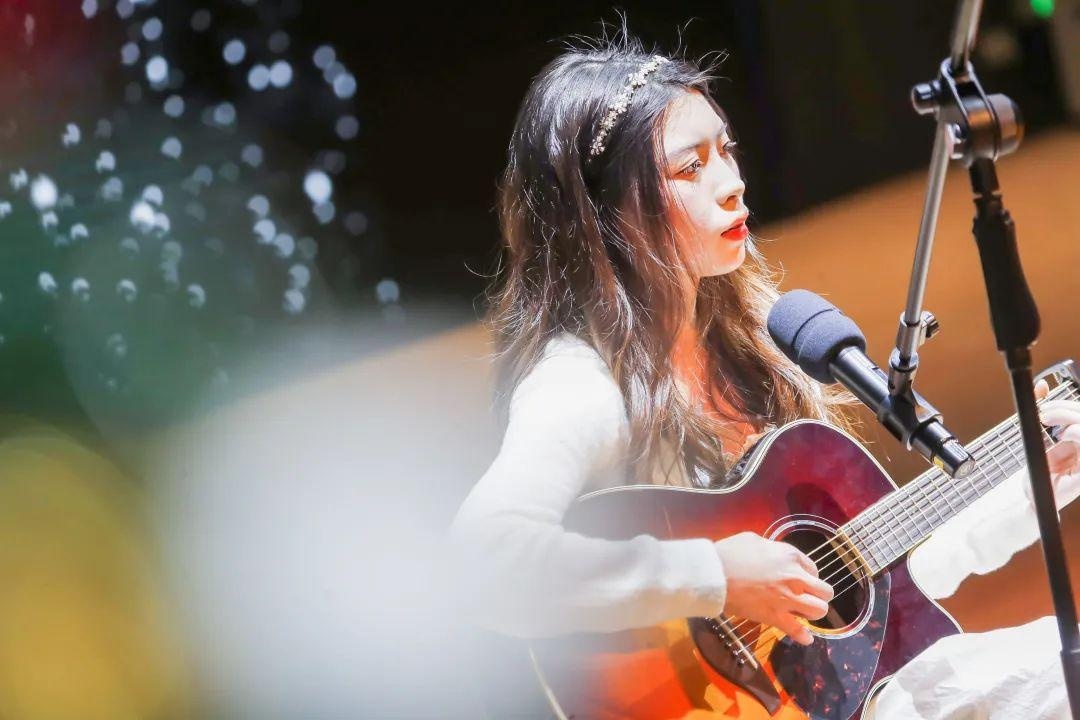 郑雨晨在一次学院杯合唱比赛中弹奏吉他
