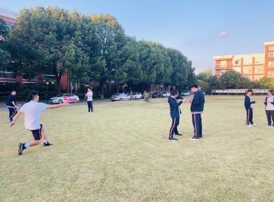 同学们在操作自制飞行器.jpg