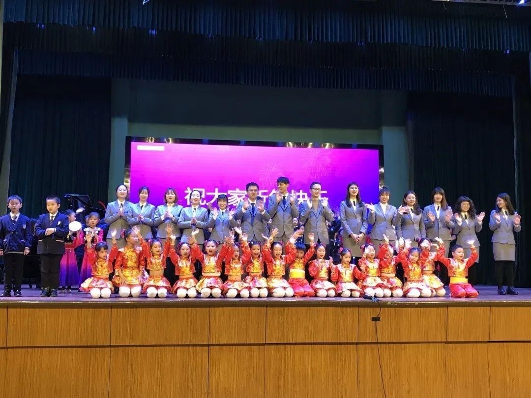 上海常青藤学校2021贺新年表演.jpg