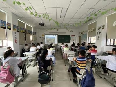 中加枫华双语小学“垃圾分类我先行”主题班会.jpg