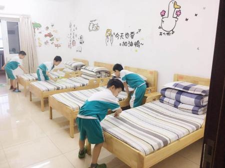 学生起床后整理床铺.jpg
