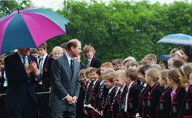 爱德华王子访问英国莱克顿学校.jpg